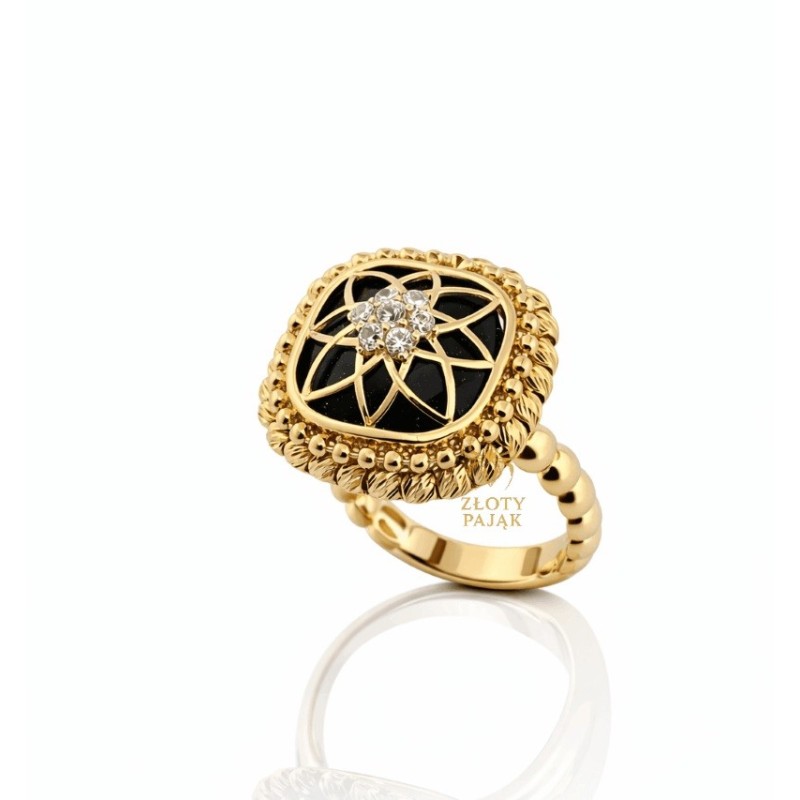 Pierścionek wyróżnia się eleganckim, bogato zdobionym designem o wyraźnie dekoracyjnym charakterze.