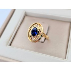 Wyrazisty złoty pierścionek z głębokim granatowym kamieniem