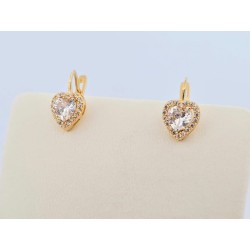 Złote kolczyki w kształcie serca, ozdobione efektownym
